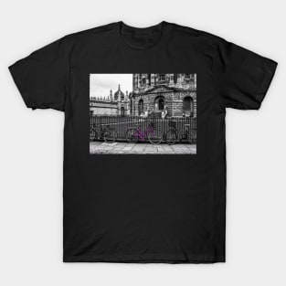 Purple Bicycle at Radcliffe Camera is a building of Oxford University, England, Oxford, UK T-Shirt